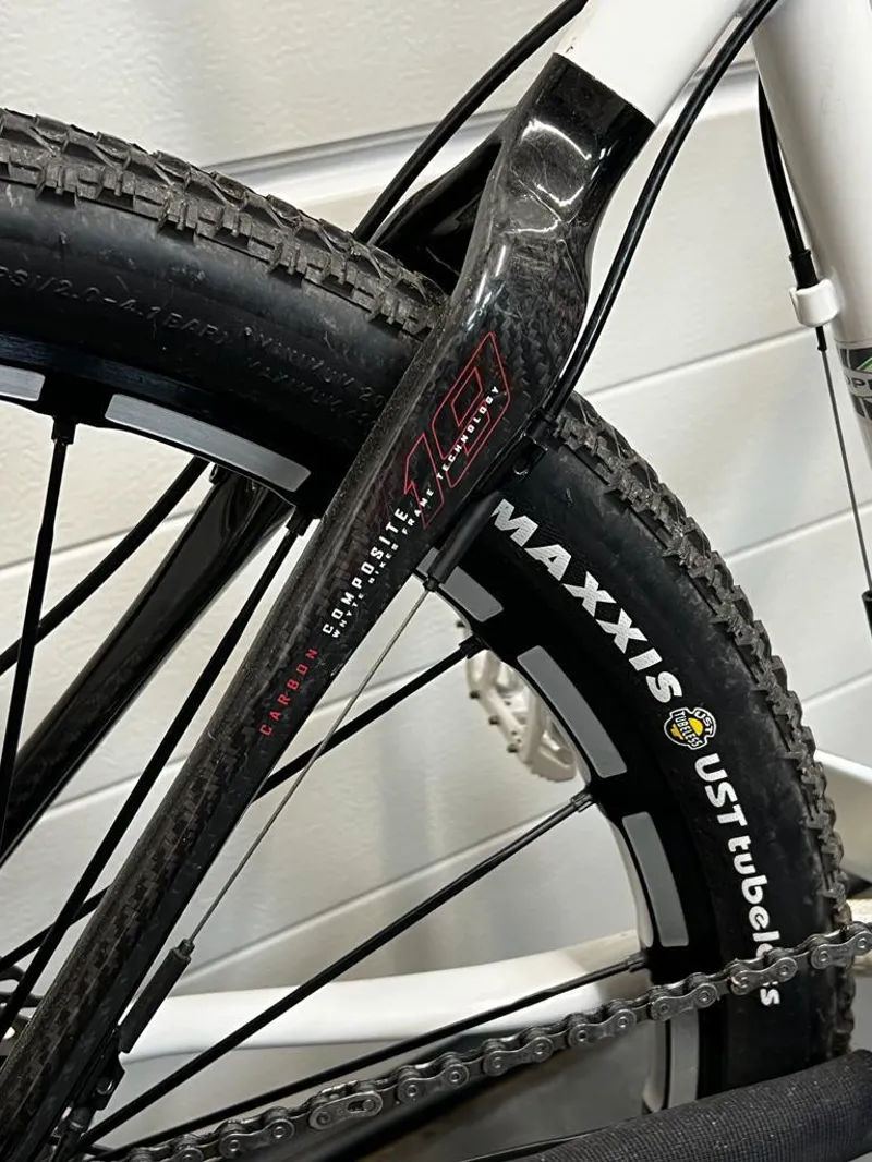 Whyte 19 XC Race Hardtail MTB in Black and White-2